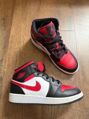 Jordan Kids' Mid-Top Sneakers in Black/Red/White